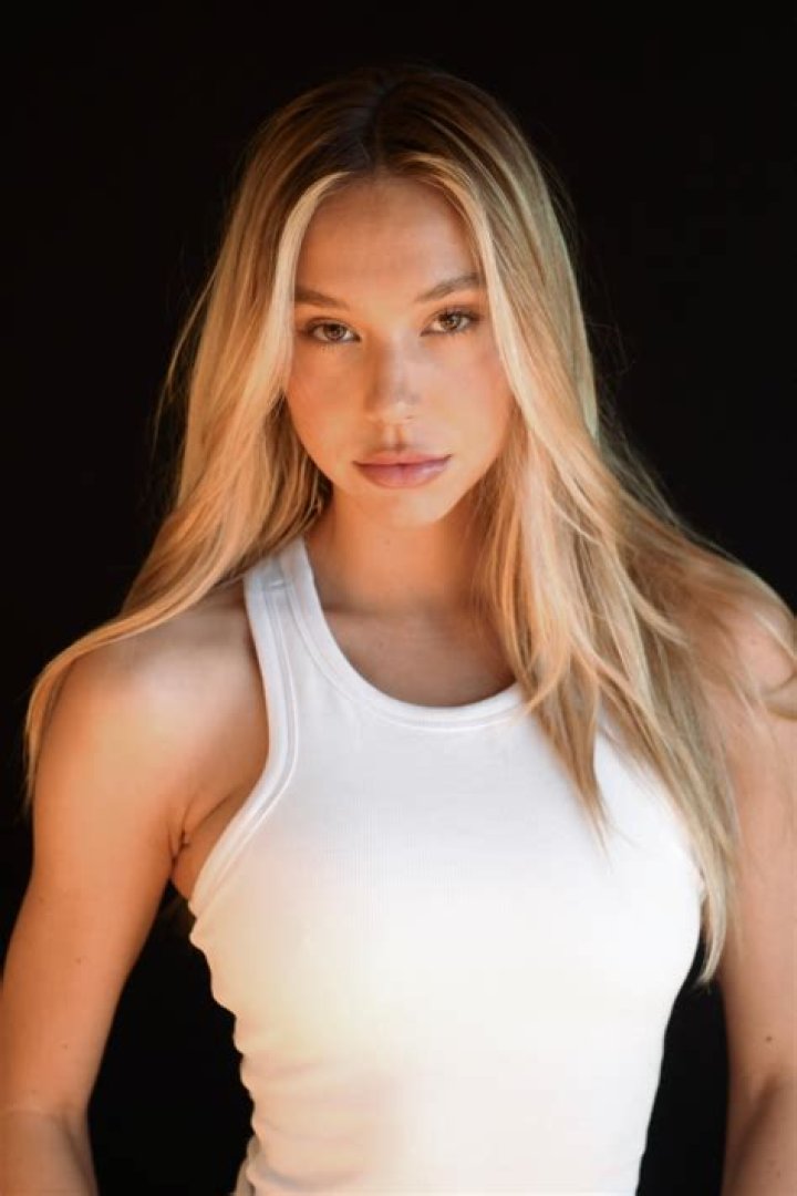 Alexis Ren- Bio, Age, Height, Boyfriend, Net Worth, Ethnicity
