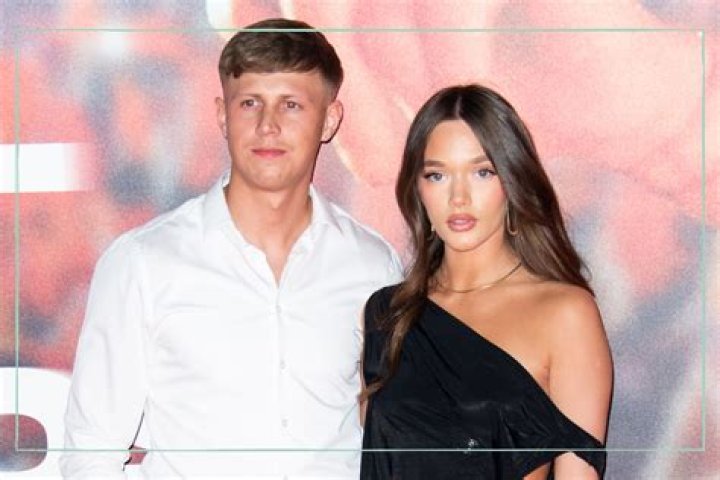 All About Phoebe Tomlinson | Net Worth, Relationship, Career