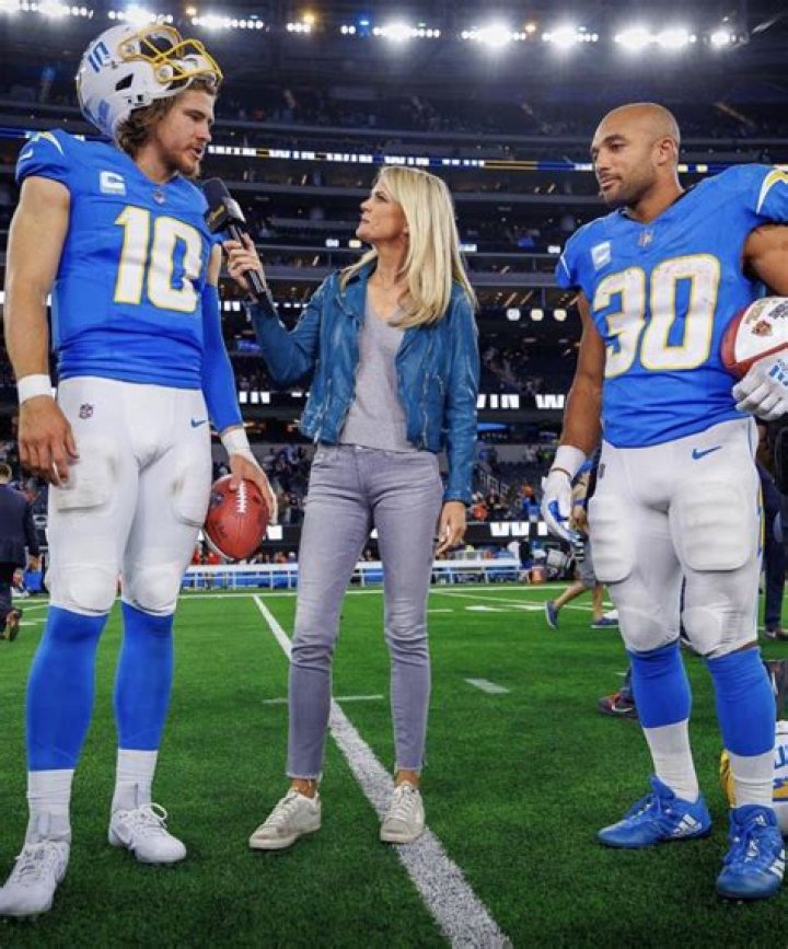 Know About Austin Ekeler; NFL, Age, Dating, Stats, Contract, Salary