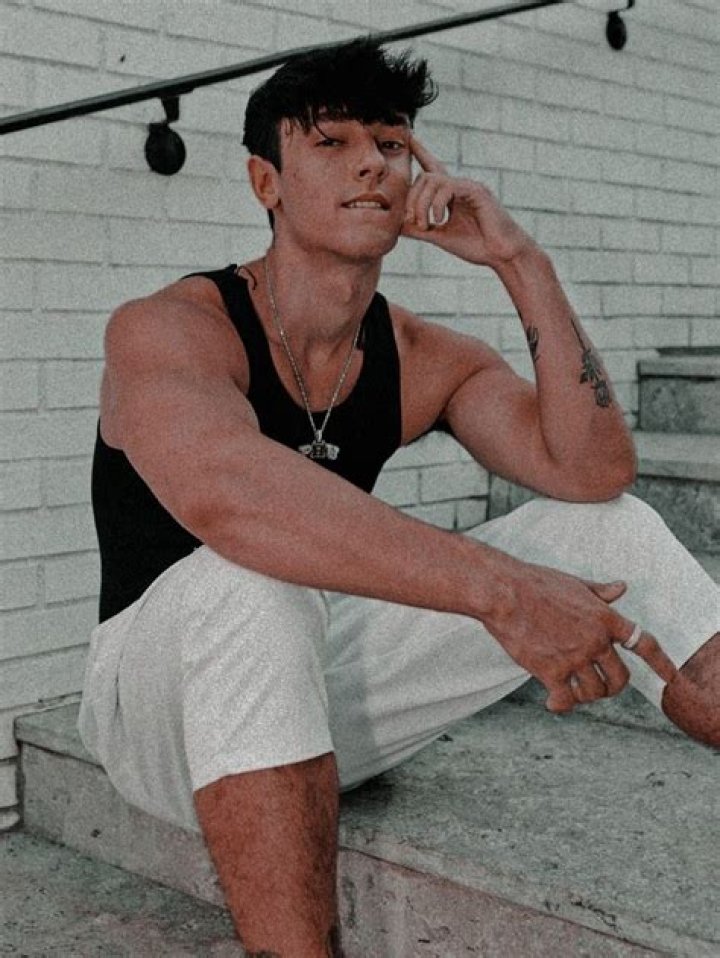 Bryce Hall Biography: Girlfriend, Age, Height, Net Worth, TikTok, Twitter, Jets, Football, Wikipedia, Photos, Addison Rae