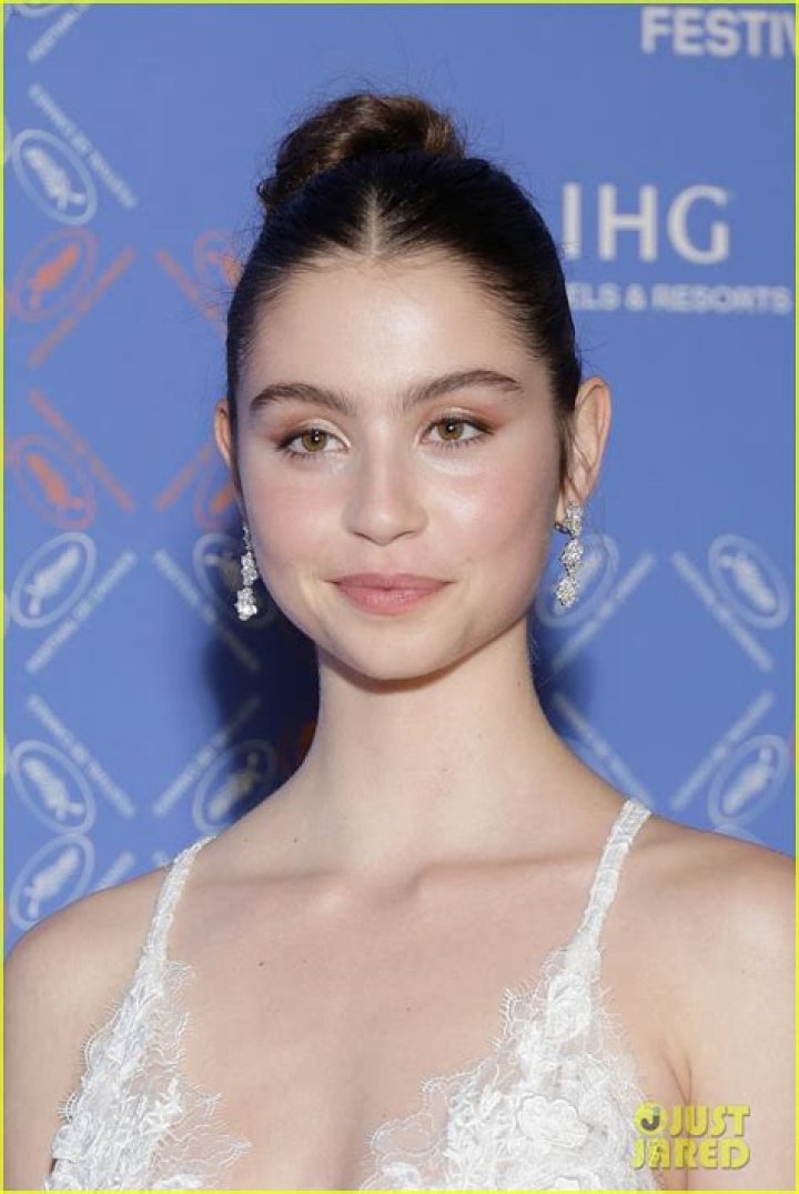 Carys Zeta Douglas Net Worth, Age, Height, Bio, Birthday, Wiki!