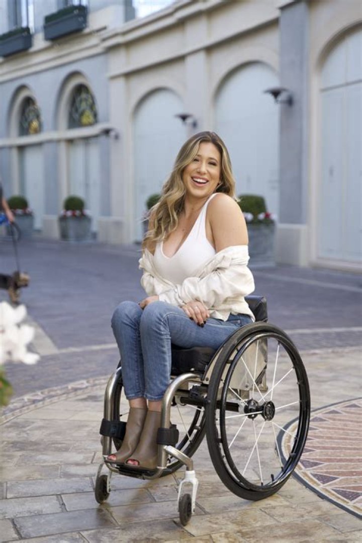 Chelsie Hill Net Worth, Age, Height, Bio, Birthday, Wiki!