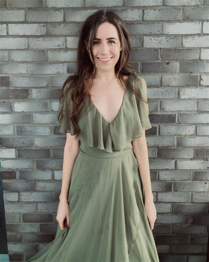 Dodie Clark - Net Worth, Age, Height, Birthday, Bio, Wiki!