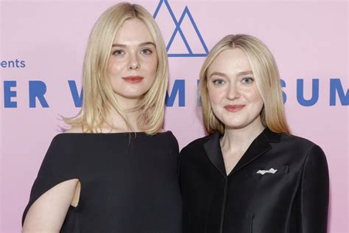 Elle Fanning | Parents And Sister Dakota Fanning