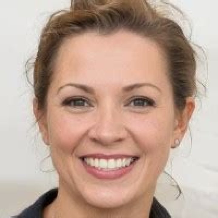 Emily Smith Net Worth 2024, Age, Height, Bio, Birthday, Wiki!