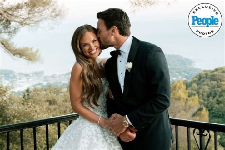 Hannah Brown- Net worth, Bio, Age, Boyfriend, Height, Instagram, Career