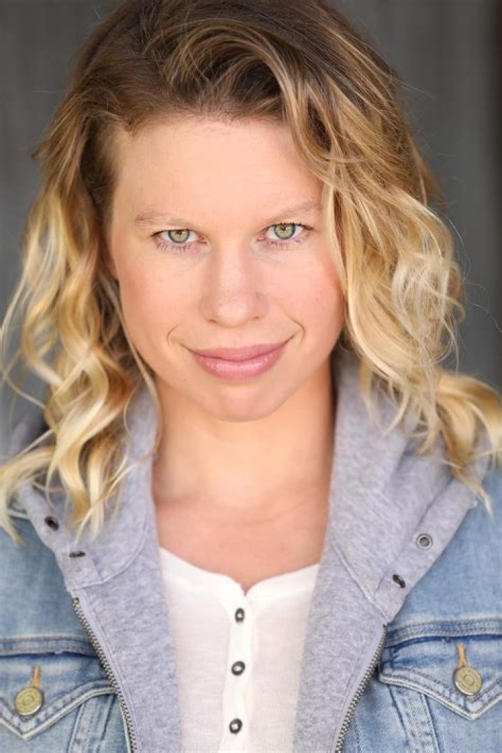 Hayley Holmes Net Worth, Age, Height, Bio, Birthday, Wiki!