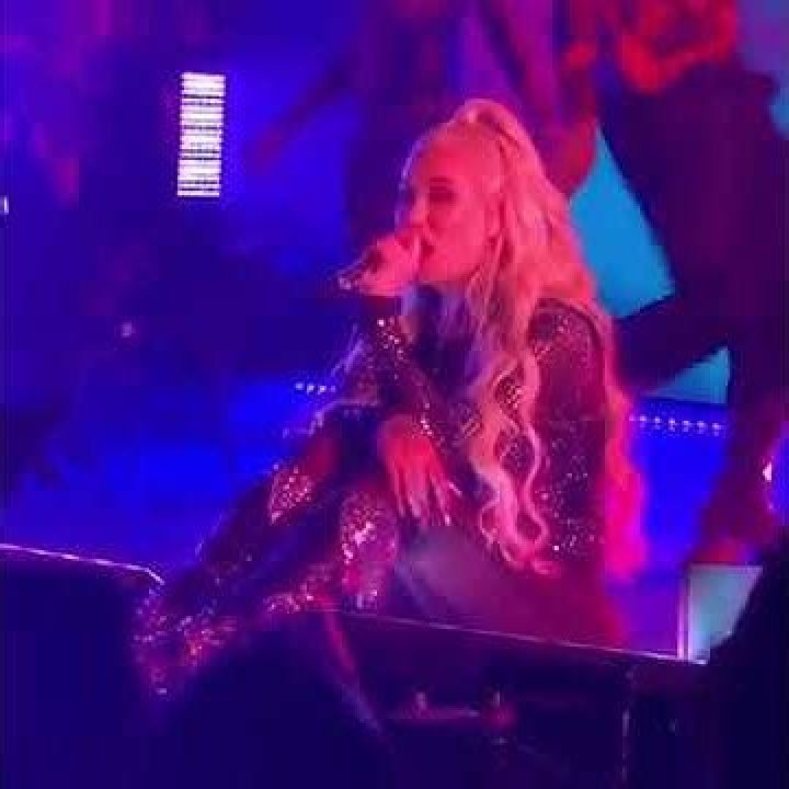 Iggy Azalea Drops Instant Grat Single "Just Wanna"