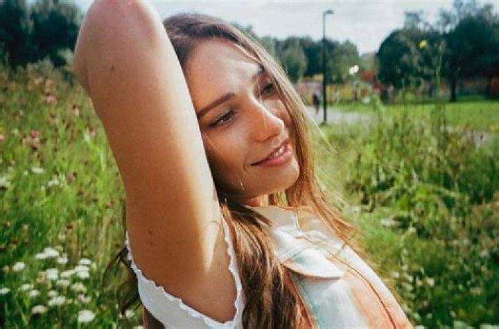 Interview: Mabes Talks About Her New Single/Music Video “Fairground”