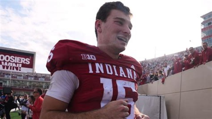 Is Memphis Depay A Christian Or A Muslim? Meet Cora Schensema