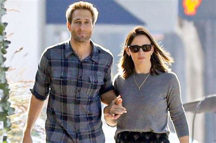 Jennifer Garner’s Boyfriend: Who is Jennifer Garner Dating?