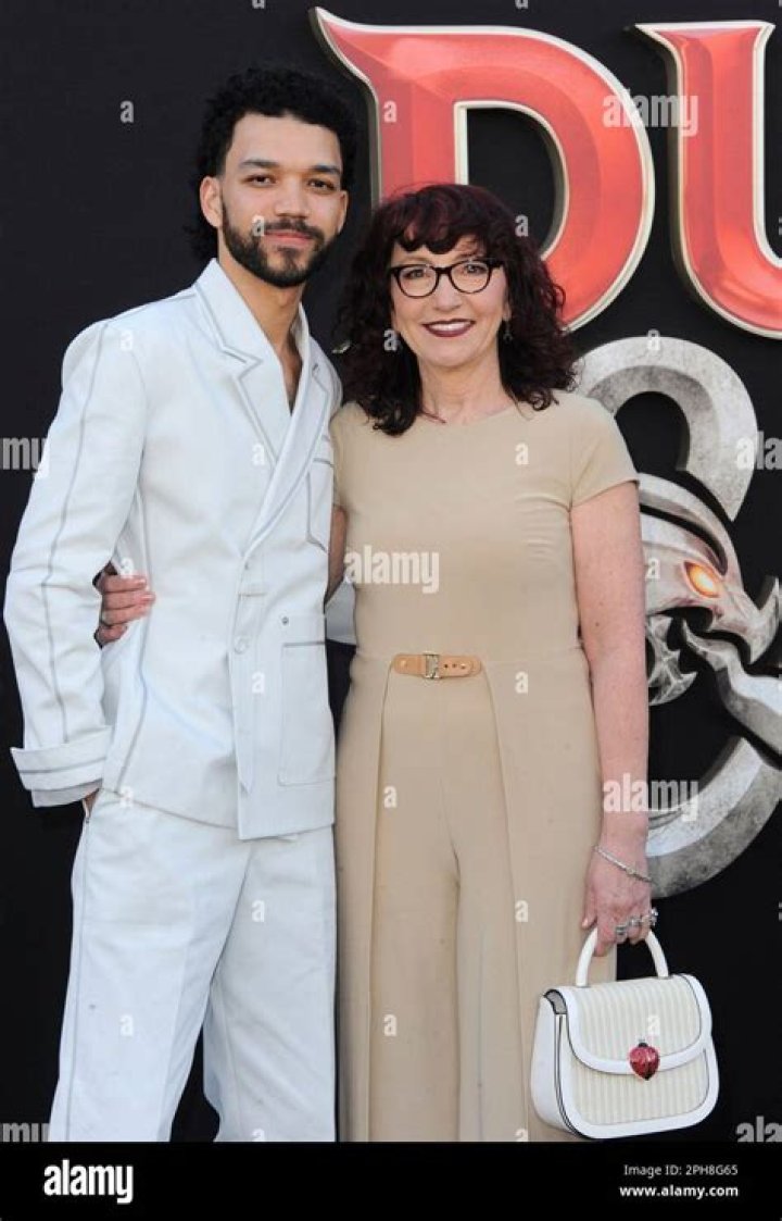 Justice Smith; Parents, Age, Dad, Girlfriend, Height, Jurrasic Park