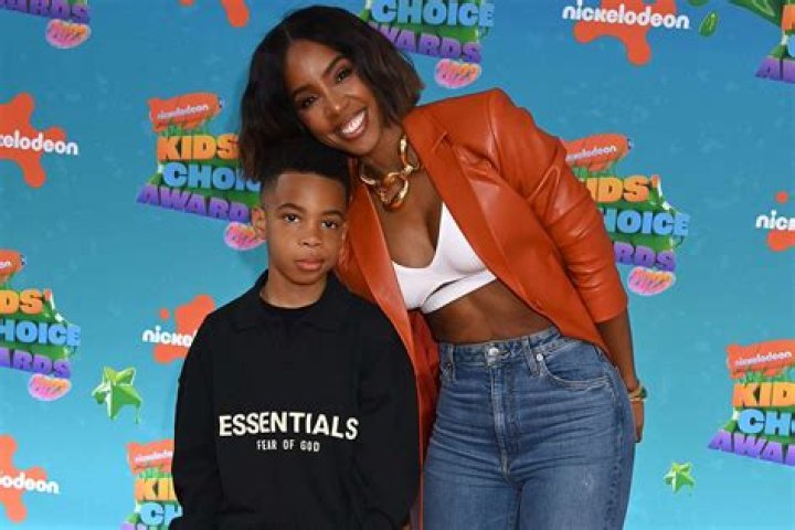 Kelly Rowland’s Breasts Say ‘Peek-a-boo’ During Concert