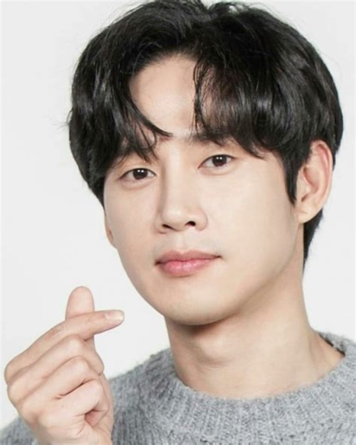 Lee Han-wi - Net Worth, Age, Height, Birthday, Bio, Wiki!