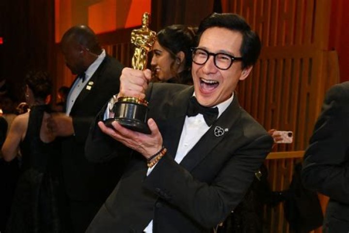 Hiddleston's Hank Williams biopic opening during Oscar season