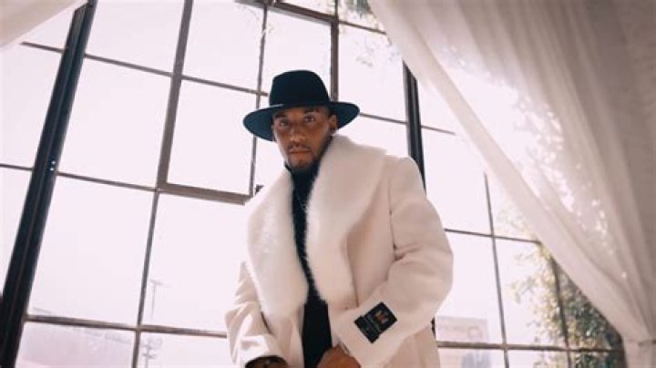 Music Video Premiere: Joelii Unveils Enticing “Amantes”