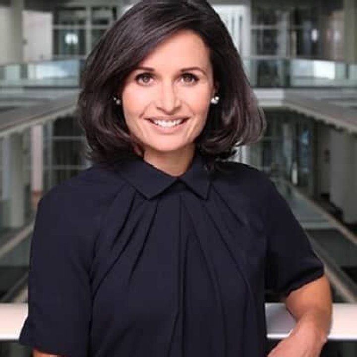 Nina Hossai- Wiki, Age, Ethnicity, Net Worth, Wife, Height, Career