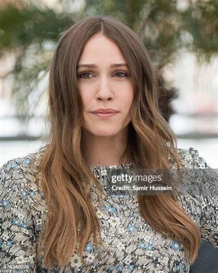 Sara Sutherland - Net Worth, Age, Height, Birthday, Bio, Wiki!