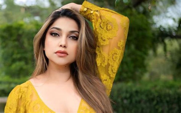 Sarah Azhari - Net Worth, Age, Height, Birthday, Bio, Wiki!