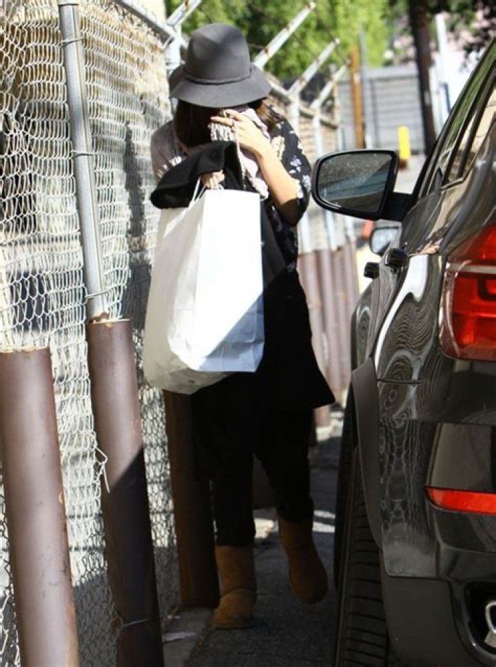 Selena Gomez Crashes Car Into Pole: Drug Problems, Needs Rehab Stat? (PHOTOS)