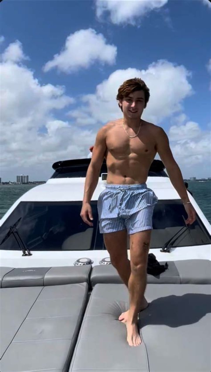 Solomon Berg- Biography, Age, Height, Net Worth, Girlfriend, Dating