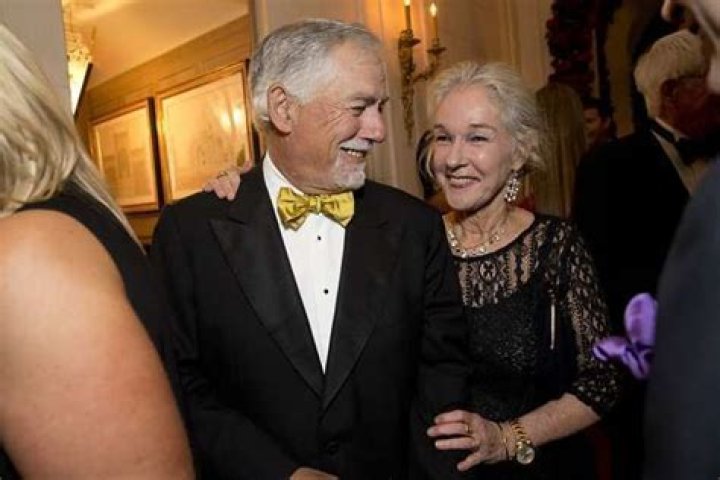 Fame | Susie Tompkins Buell net worth and salary income estimation Apr, 2024