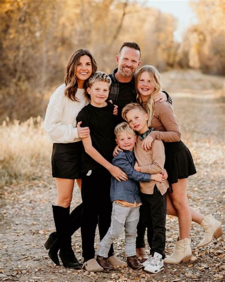 Suzy Holman Net Worth, Age, Height, Bio, Birthday, Wiki!