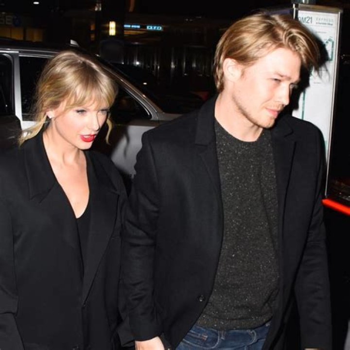 Taylor Swift Desperate To Win Over Joe Alwyn’s Parents