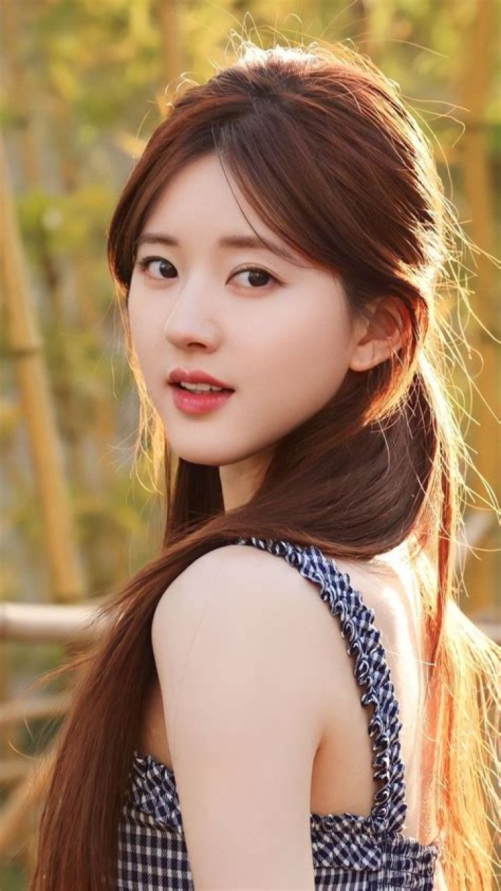 Zhao Lusi Net Worth, Age, Height, Bio, Birthday, Wiki!